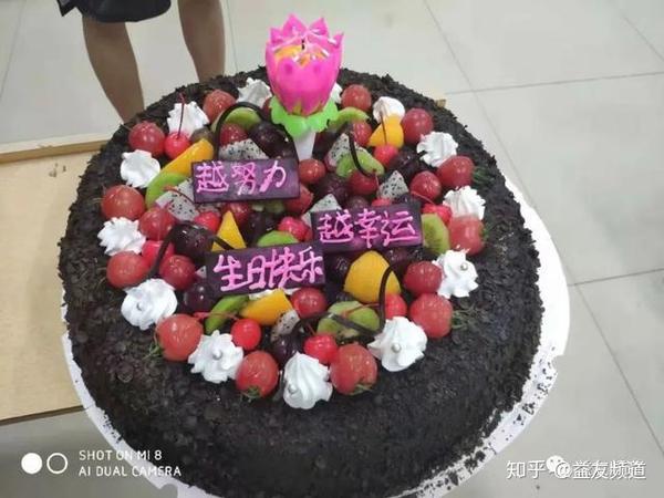 当时我的班主任小姐姐和另一个助教偷偷地给我买了生日蛋糕,给我一个