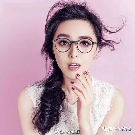 范冰冰是标准的瓜子脸,参考她佩戴这种镜框的效果.