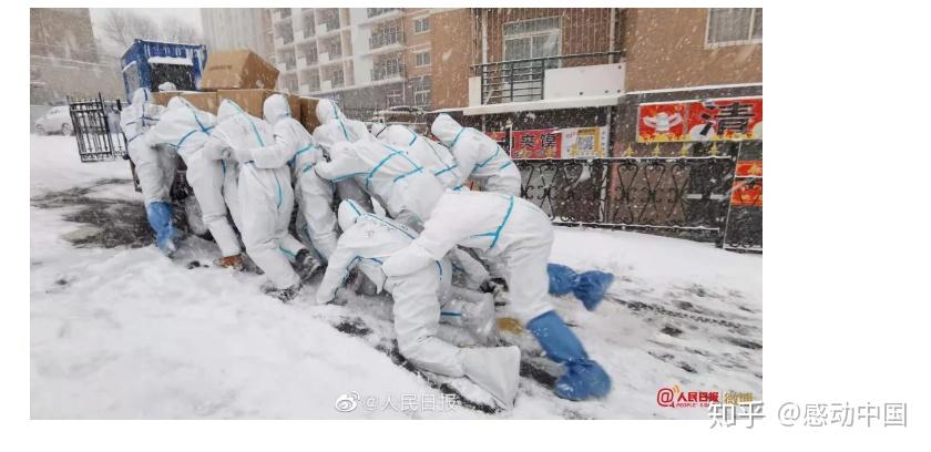 由于大连持续大雪,海洋大学师生志愿者在当晚,为封闭宿舍楼的学生们