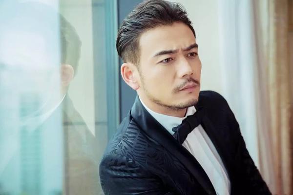 他叫杨烁,他在影视剧里总扮演男人味十足,帅气又有钱的角色,用现在