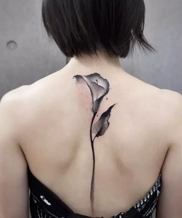 脊柱纹身,最适合女性的纹身之一