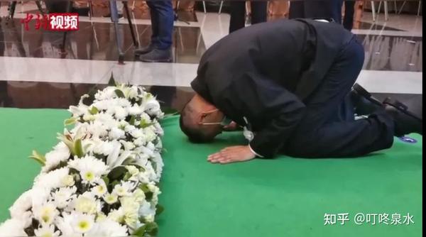 民众跪地痛哭送别袁隆平 这是咋情况?