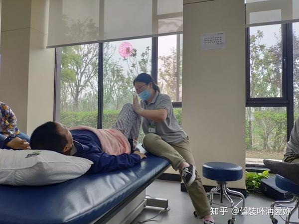 物理治疗师,physiotherapist,简称pt,是使用运动疗法或称功能锻炼