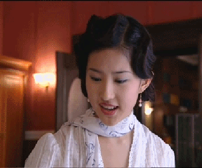 《金粉世家》里虽然也有浓妆造型,但是总会让人感觉是小女生偷穿妈妈