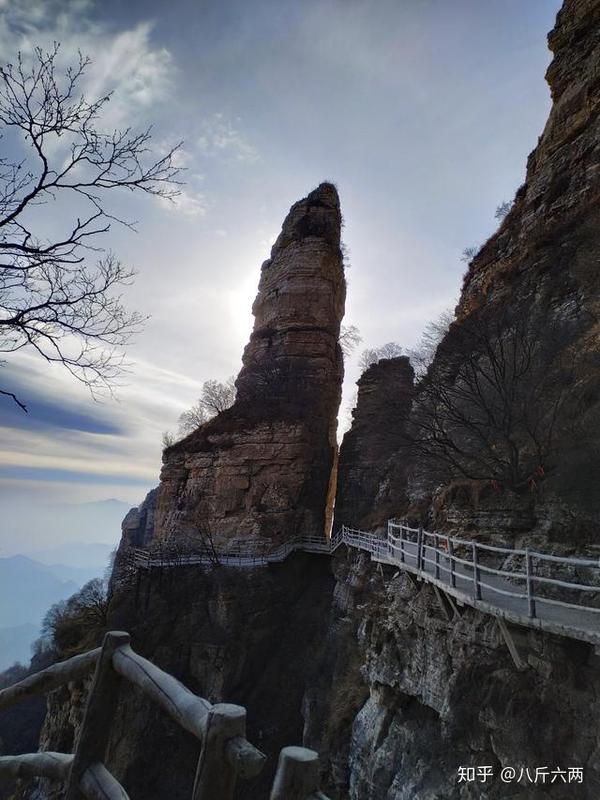 白石山景区面积54平方公里,最高峰佛光顶海拔2096米.