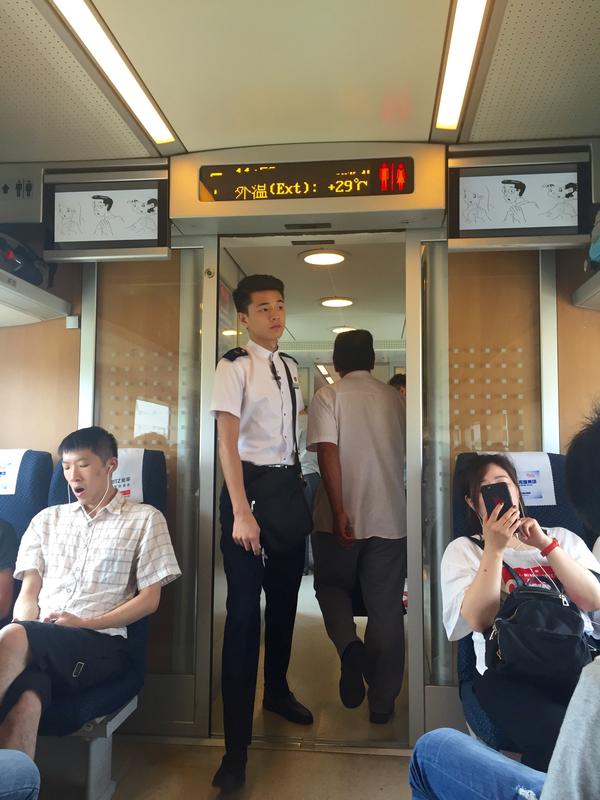 杭州去重庆的动车上碰见的列车员小哥哥 无滤镜无修图 有点帅腿超长