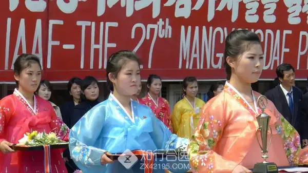 承担颁奖仪式活动的也是身着朝鲜传统服装的平壤女大学生