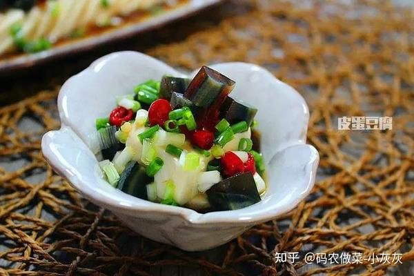 过年大鱼大肉肯定吃腻了吧,那就拉个【皮蛋豆腐】解解