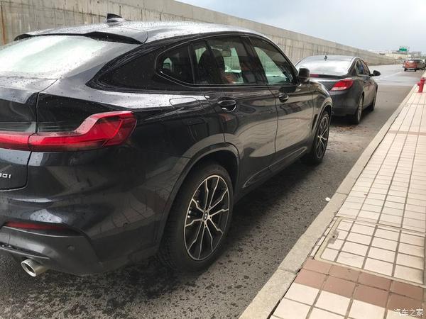 2020款宝马x4xdrive30i运动套装炭黑外摩卡内魅力的绽放