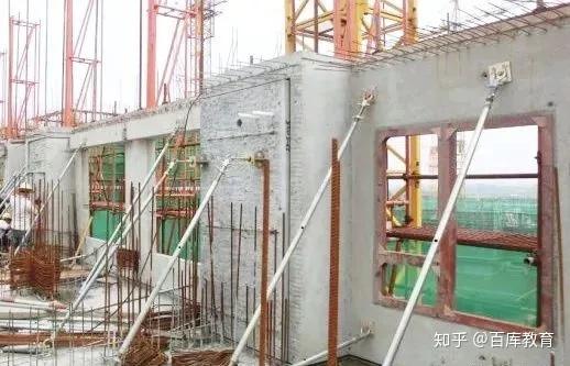 混凝土外墙模板和现浇部分形成,其中预制外墙模板设桁架钢筋与现浇