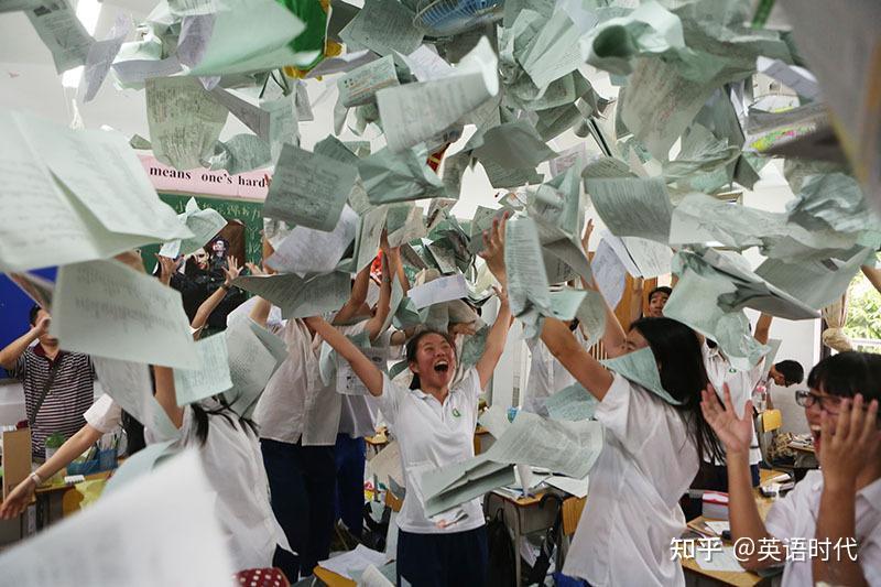 高三学生集体撕书,整个学校变成纸片的海洋,这样是否合适?