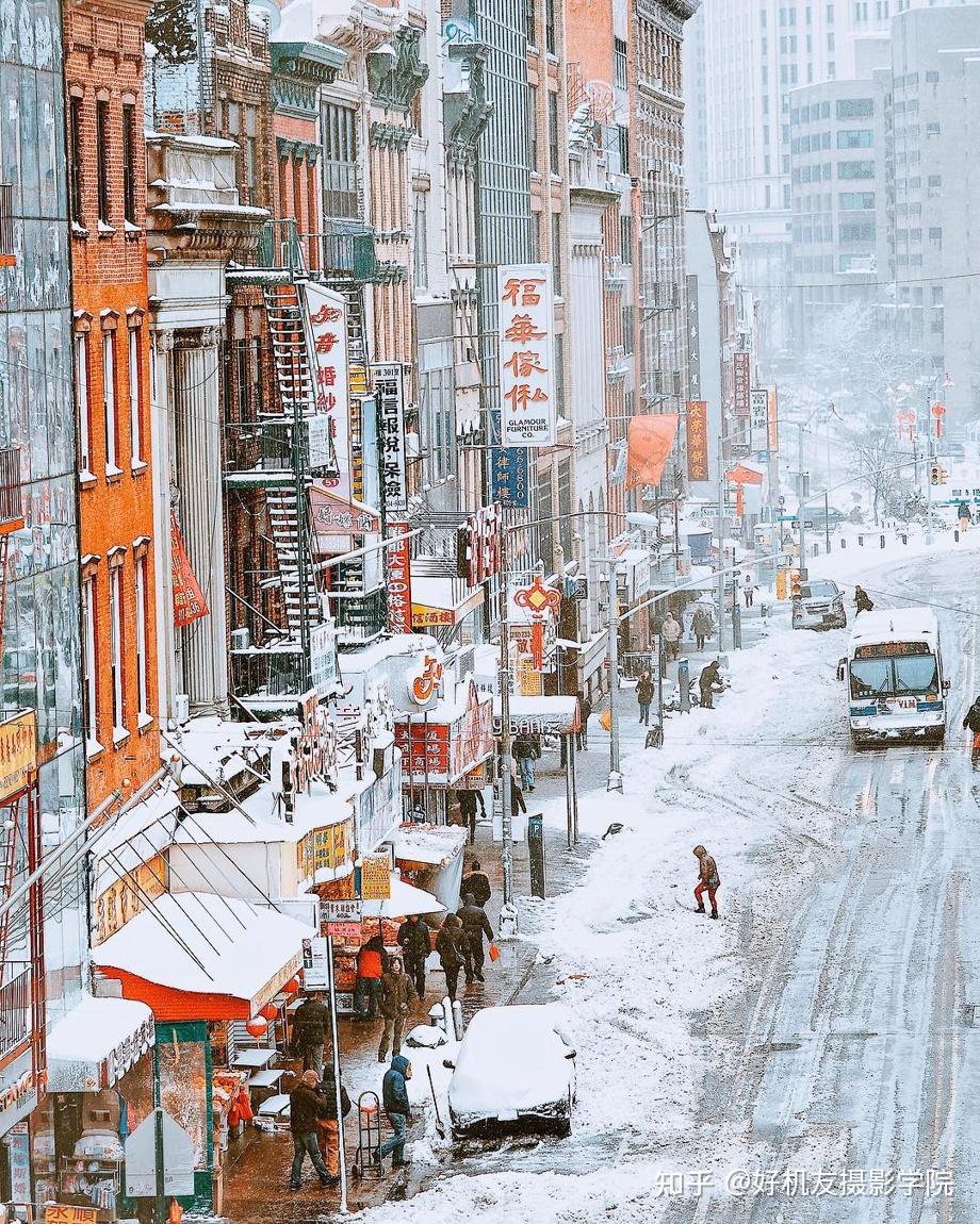 虽然城市雪景很难寻找到大面积平整的积雪,但即便是拍摄城市街头