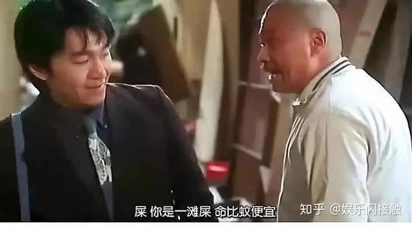 他被管盒饭的吴孟达大骂,周星驰转过去脸上露出了苦笑,让人感到心酸