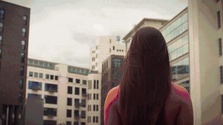 一旦大脑进入 rem 睡眠,iband  就会闪烁灯光,放起音乐,把外界刺激