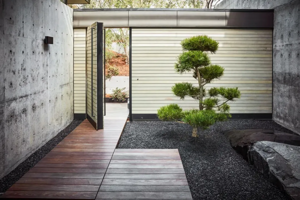 (图片来源于网络) 入门玄关处是一个袖珍的日式庭院,设计灵感来源于