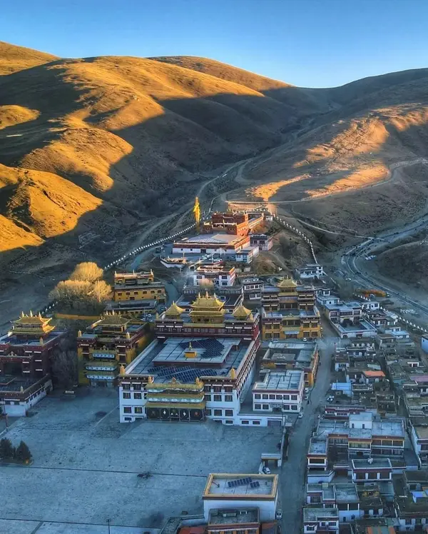 地址:自驾导航至理塘县 观景:寺庙,白塔,日出,日落,雪山,星空 住宿