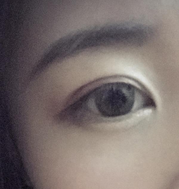 这是在房间里拍的日常眼妆,眼线我一直喜欢画细眼线,珠光会打一下眼头