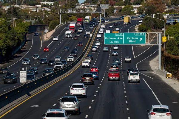 2020年11月25日,美国加利福尼亚州的高速公路.图|人民视觉