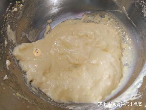 手法像炒菜一样翻拌,不能画圈,否则会消泡.