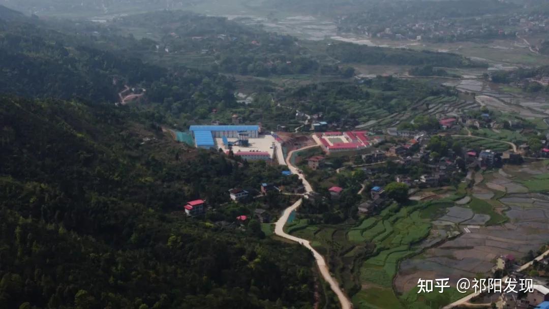 主动服务地方,项目建设不忘爱心传递衡永六标项目部附近村民住在山坡