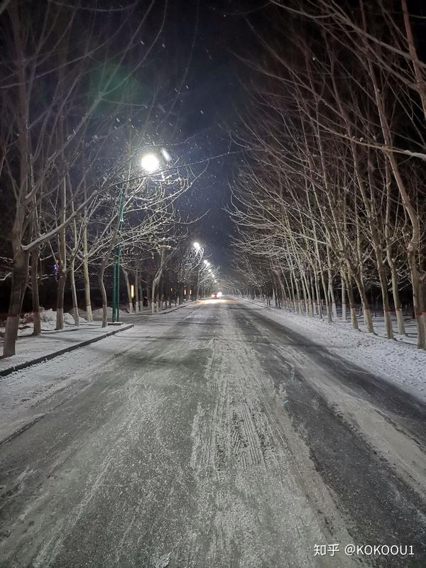 这是晚上,在我住的那个小区外面