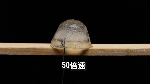 冰融化,铁丝进入,而铁丝上面的 水,在 低温下又开始 凝固,所以冰块会