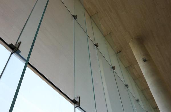 最深刻的是入口的玻璃肋支撑的大片落地玻璃和石材的干净结合的细节