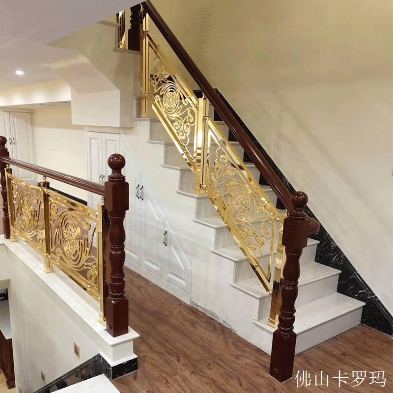 楼梯扶手效果图来看 铜质的扶手本身所具有的金色通透感,使得装修效果