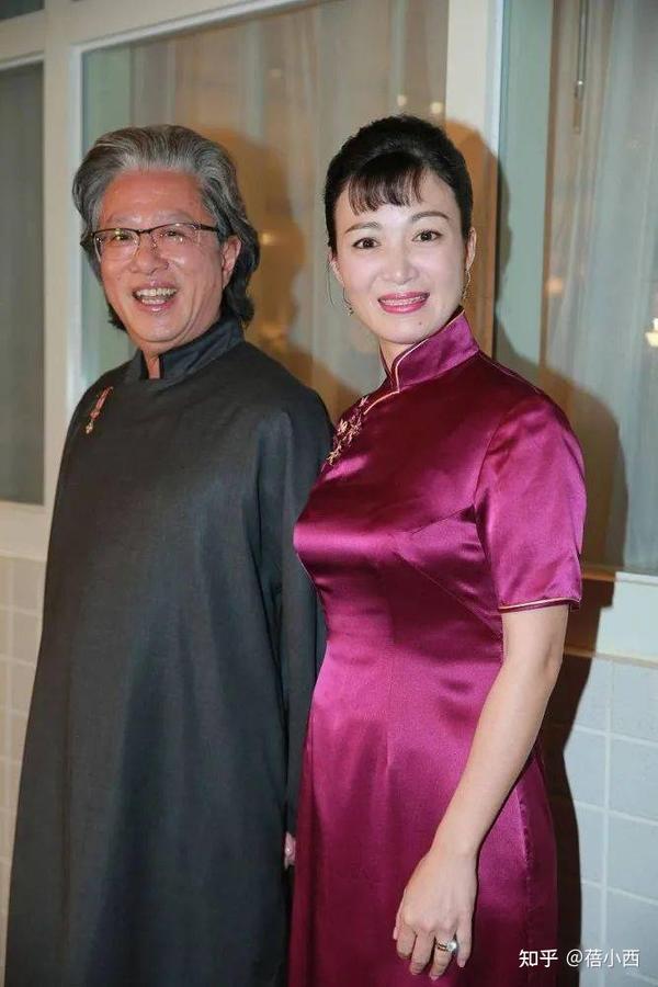 陈少霞已到了大婶的年纪,穿旗袍凸显傲人身材,难怪能二进豪门