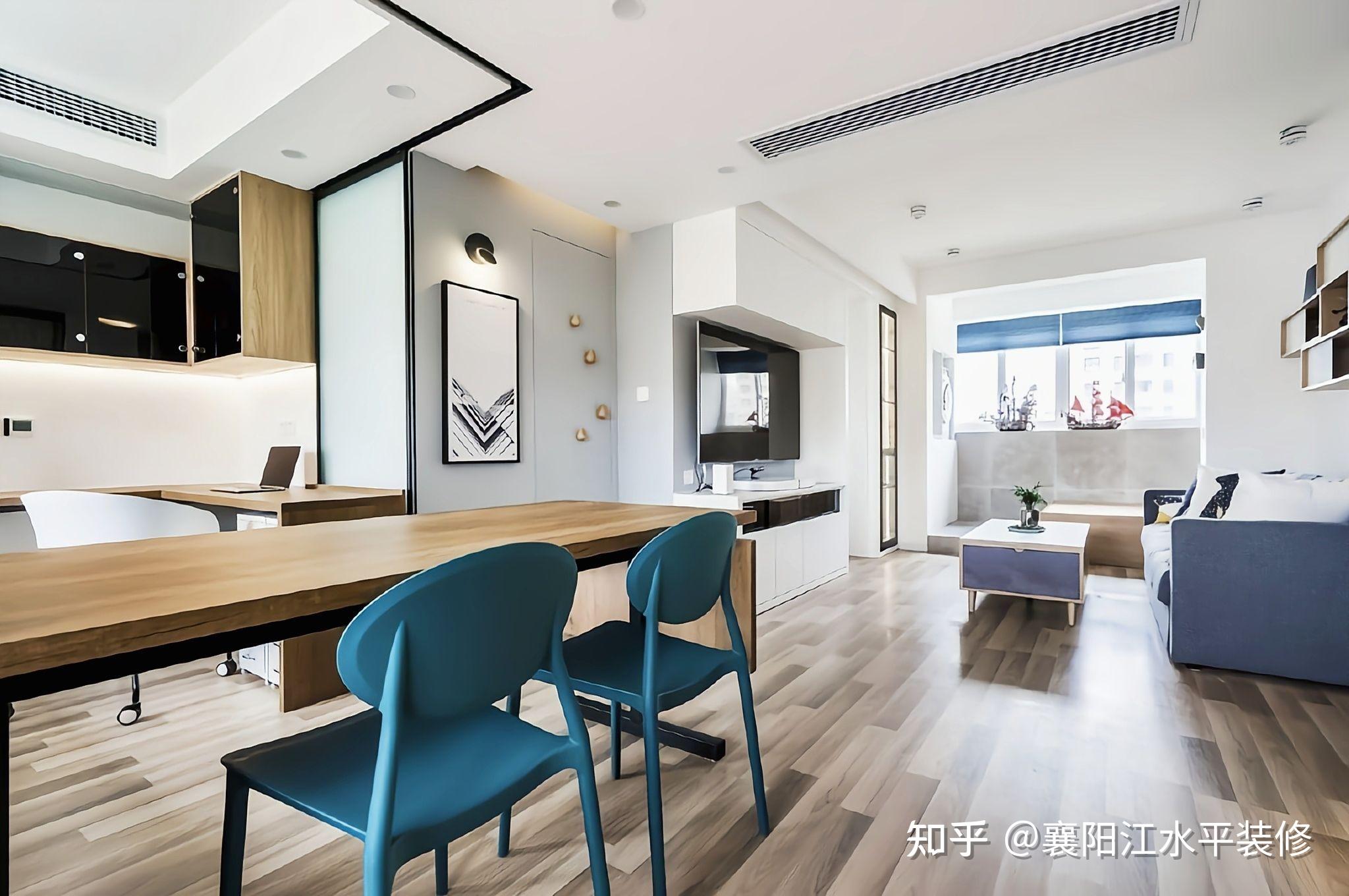 客厅到餐厅角度旁边的小阳台做了两个地台,一高一低,一静一动,也可以