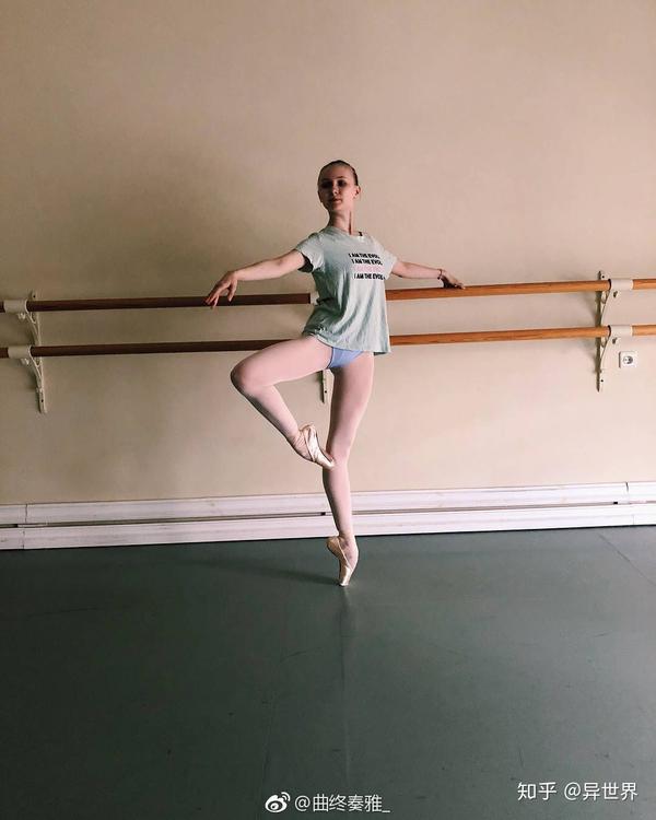 芭蕾中的少女脚背是什么样的?
