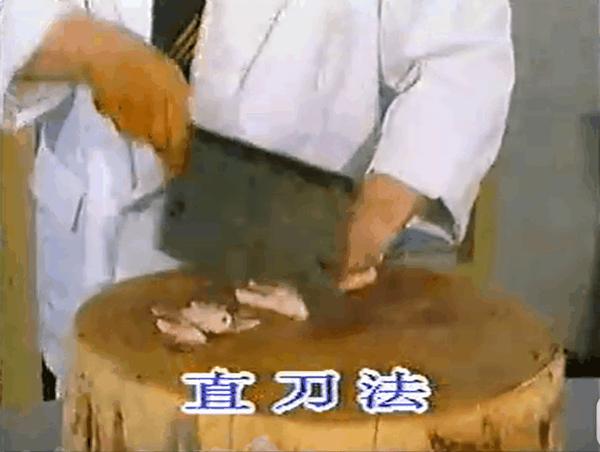 直刀法:刀与食材,菜墩垂直切,妈妈第一天教你你就会了.