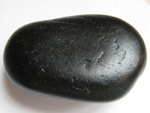 卡瓦石:实际是新疆的岫玉,其存世量巨大,经常带有皮色,颜色上更是