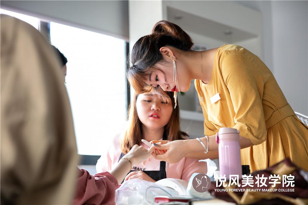 在这些年的积累努力下,北京悦风美妆学院已在本地占据很多资源优势
