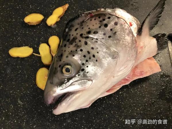 烤到骨头都酥脆的三文鱼头满口油香停不住中碳日灵魂食材