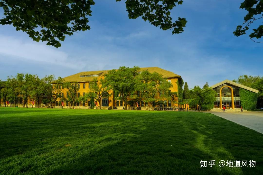 清华大学远眺颐和园,远方山岳高耸.