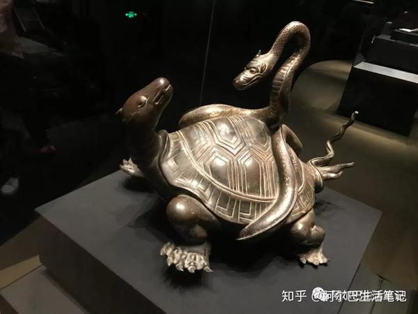 以龟蛇相交合体的形象出现,象征着生命的永恒不朽