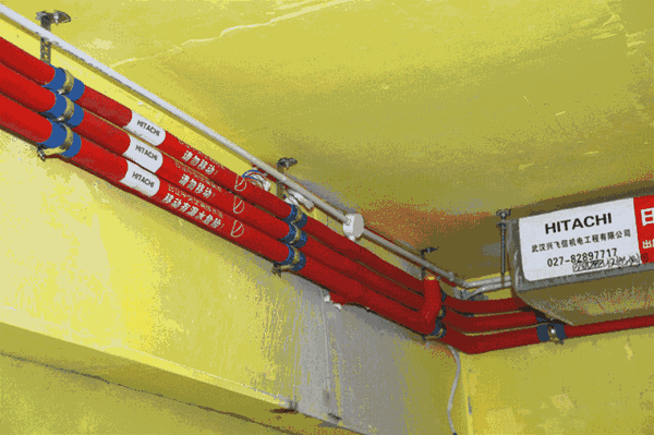 管路开槽施工采用墨盒弹线,管路必须横平竖直,暗埋墙地面的管路不