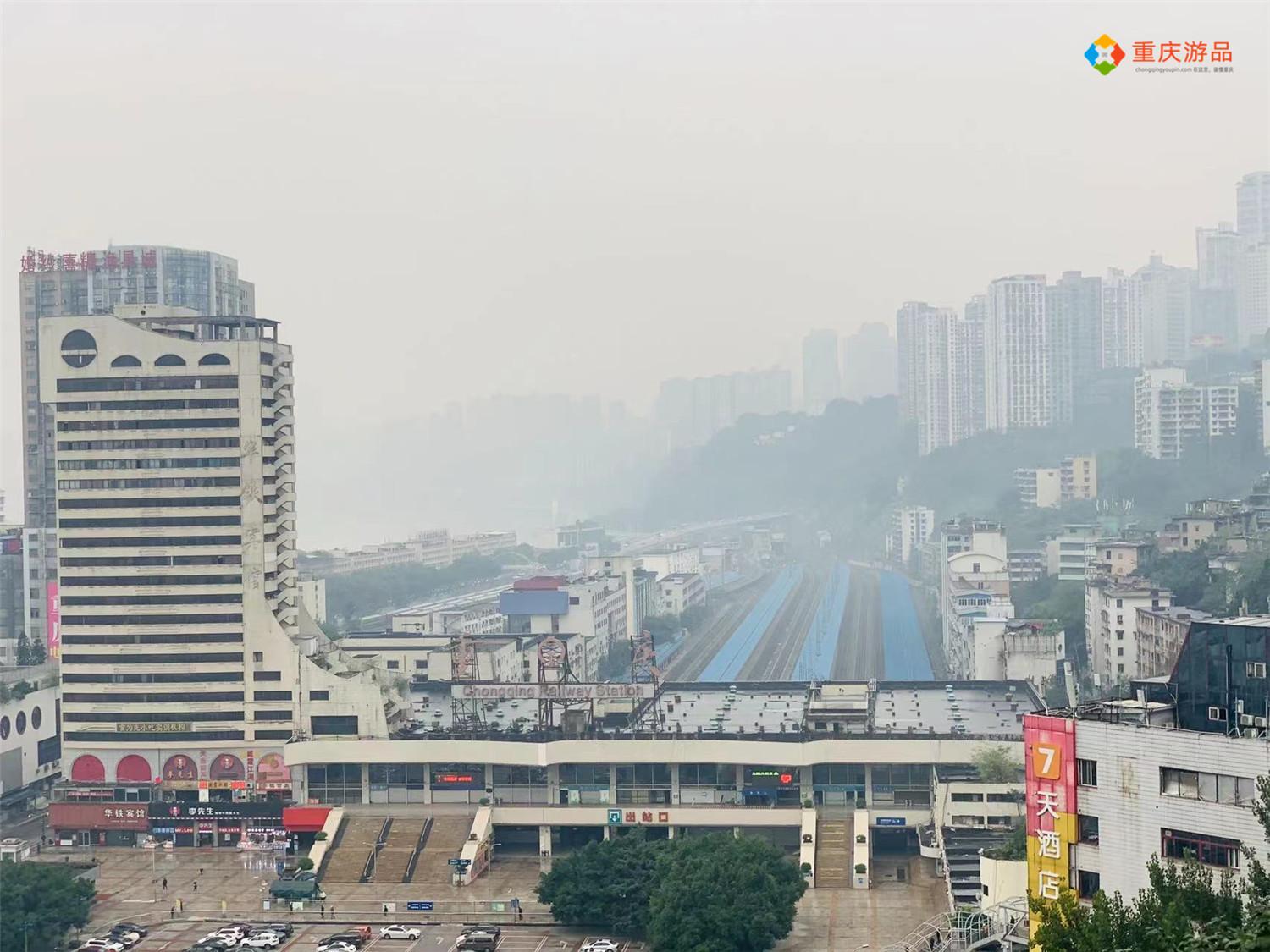 即将被改造的重庆菜园坝火车站还有6趟列车在运营广场很冷清