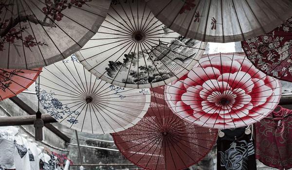 日本油纸伞图案通常简单有力,有满满的和风感