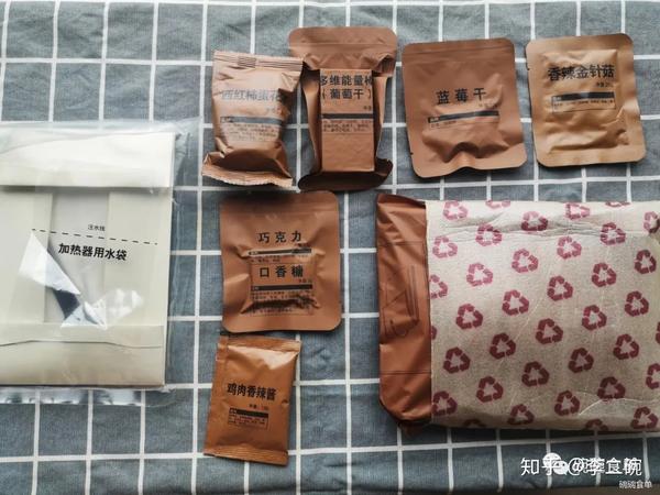 单兵自热食品,方方正正的一包,或许和军用搭边的东西都方,方阵如是