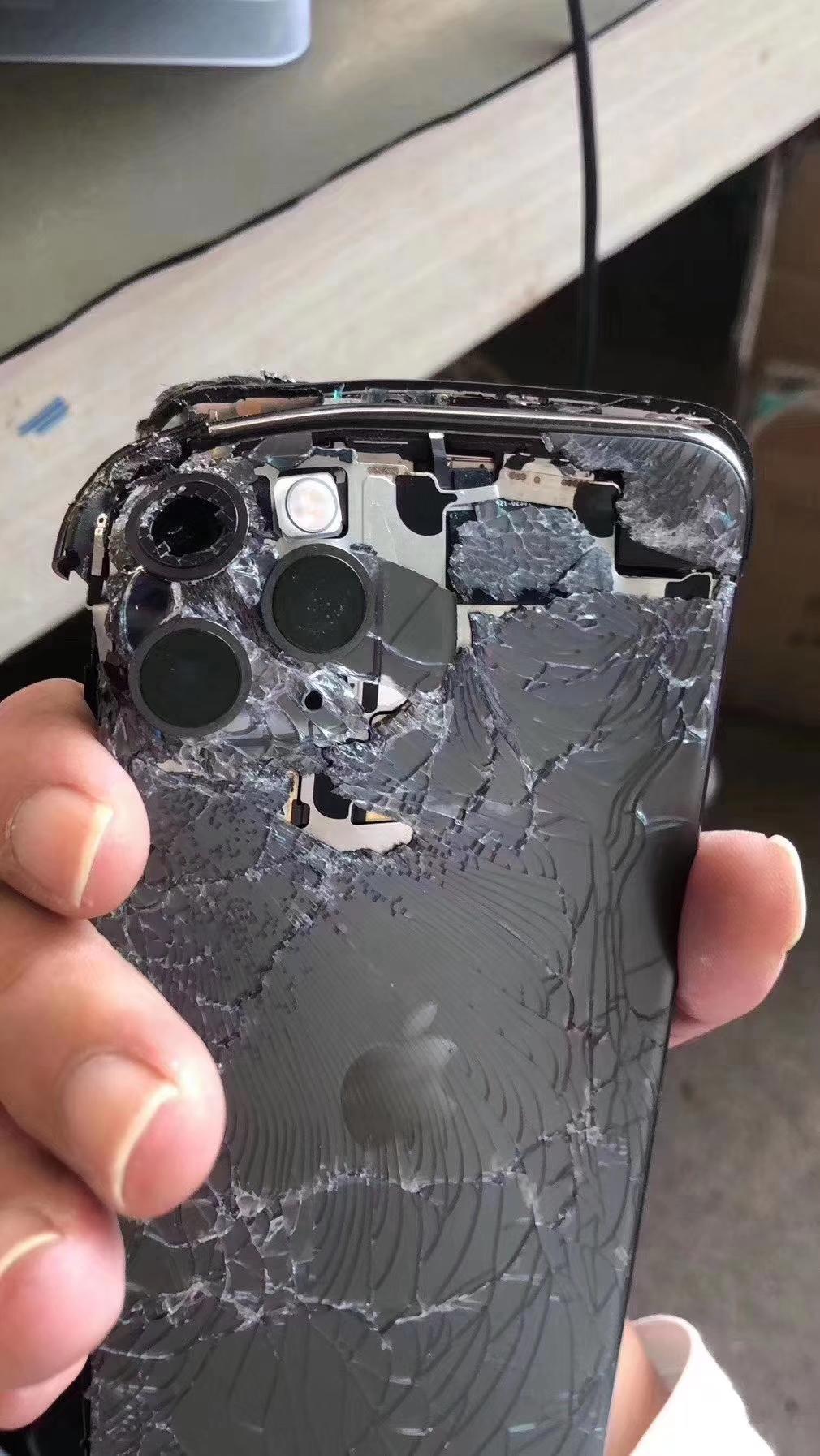 苹果11摔碎图片大全,苹果11屏幕碎了图片 iphone11pro碎成蜘蛛网,即便是采用最坚硬的玻璃也难逃碎命!