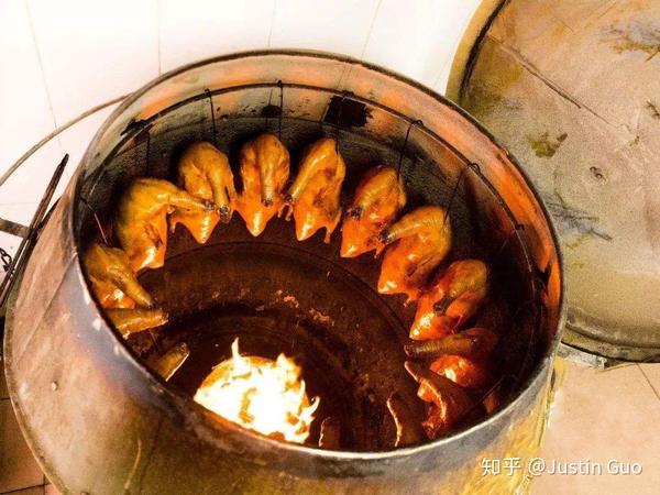 火候先低后高,鸭子外酥里嫩,肥而不腻;挂炉烤鸭出现相对较晚,与焖炉