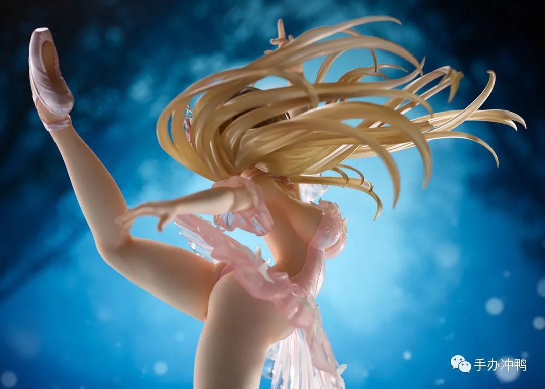 也值得各位绅士们360度细细观赏少女的长发和舞裙都是透明材质制作,在