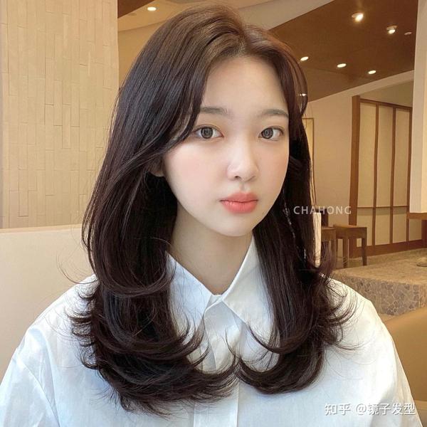 内弧发型同样可以搭配各种不同的流行发色,闷青色,亚麻色和深咖色,都