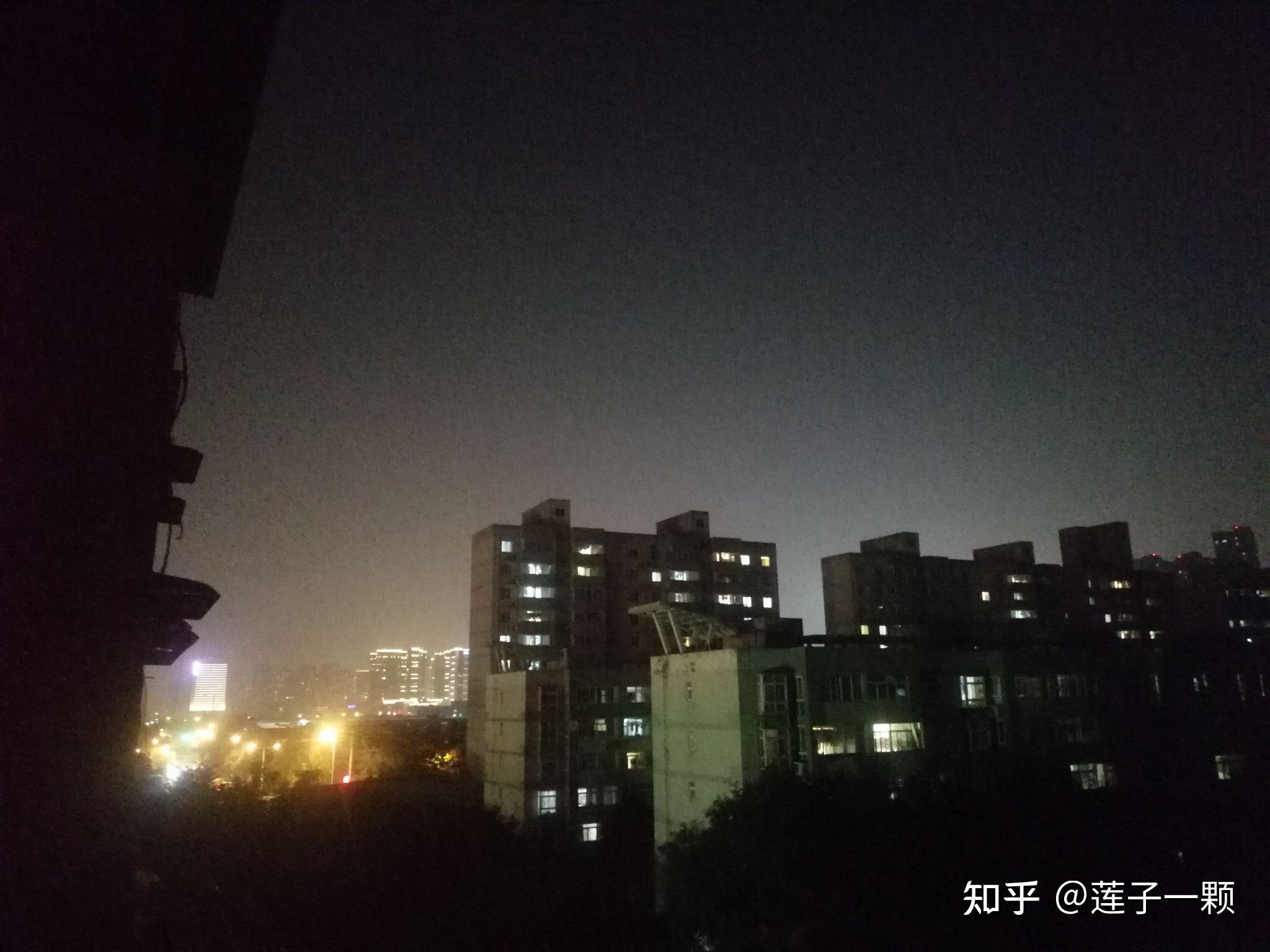 夜晚的风吹着很凉,在天台上吹着风很舒服,想今晚睡在天台,以天为被