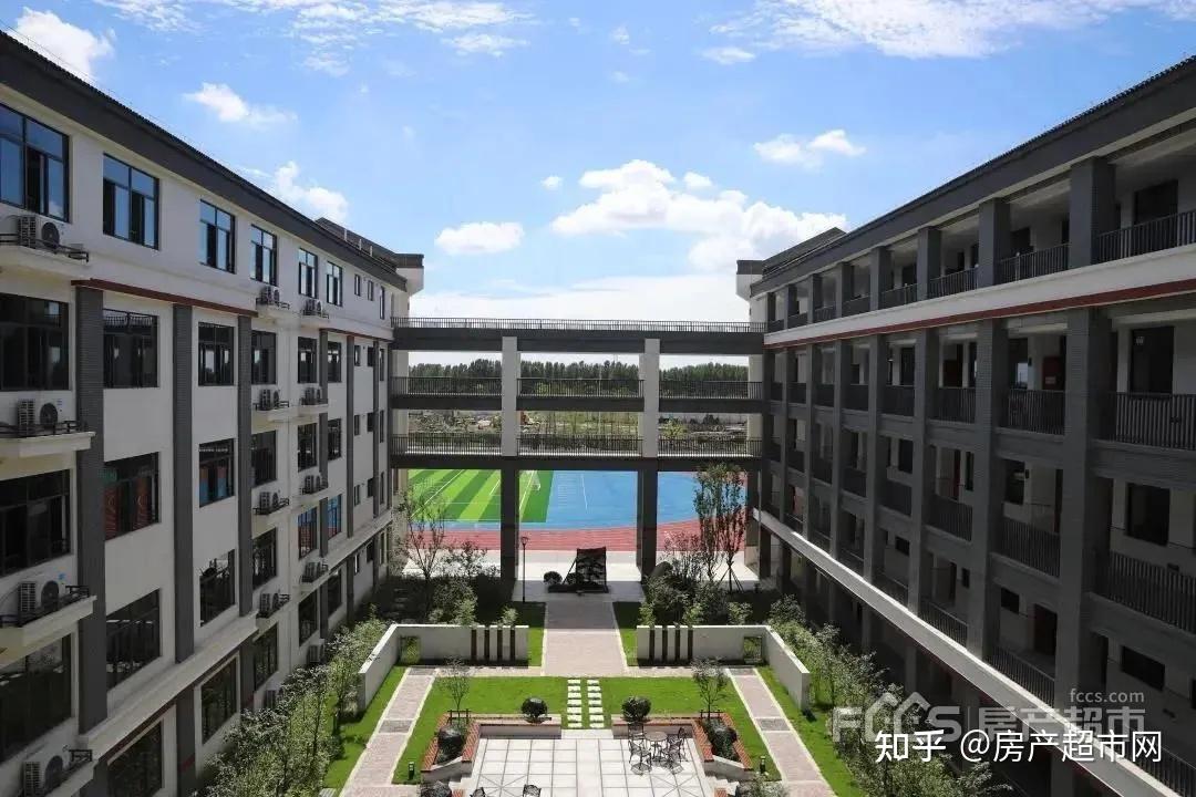 嘉兴市秀洲现代实验学校新校区坐落于秀洲区秀园路1730号,学校以省