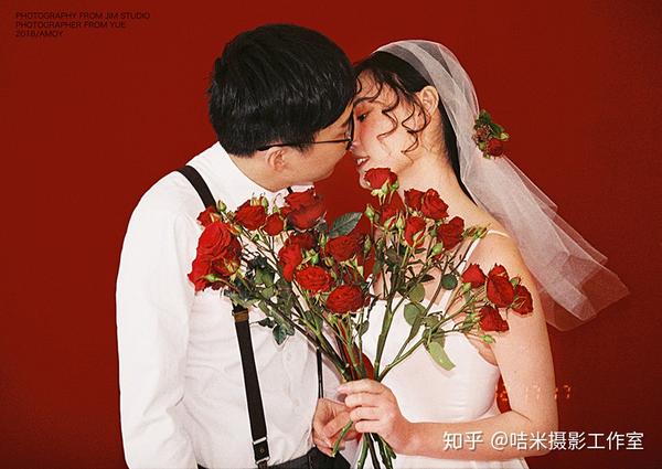 复古红底胶片婚纱照