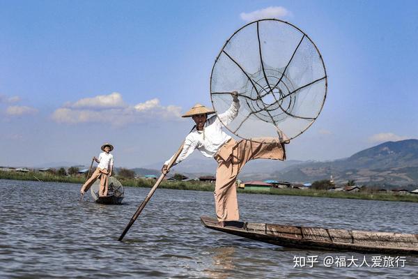 奇异茵莱湖乡民供养僧人菜园种在水上渔民撑船靠脚