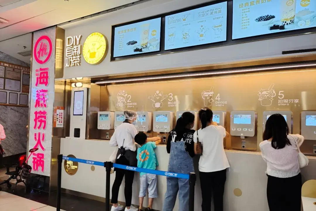 自助奶茶流行海底捞一年开到20城市各地都有新玩法